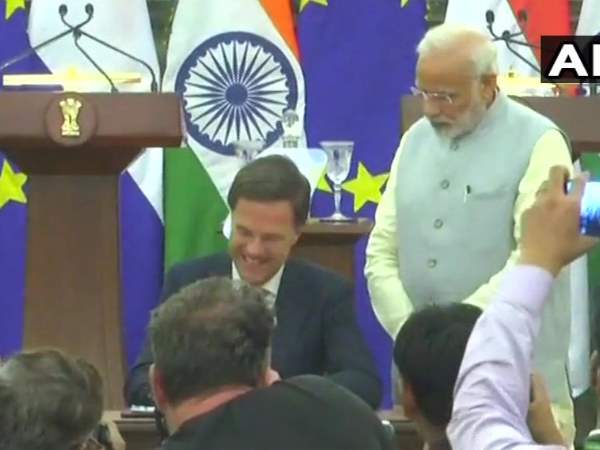 दोनों प्रधानमंत्रियों ने एक साझा बयान भी जारी किया। प्रधानमंत्री मोदी ने इस दौरान नीदरलैंड्स के पीएम और उनके साथ आए डेलीगेशन का स्वागत किया। मोदी ने बताया कि उन्होंने नीदरलैंड्स को इंटरनेशनल सोलर अलायंस में शामिल होने के लिए आग्रह किया था और उन्हें खुशी है कि नीदरलैंड्स अब इंटरनेशनल सोलर अलायंस का सदस्य बन गया है। रट गुरुवार को ही दो दिन के दौरे पर दिल्ली पहुंचे हैं। दोनों प्रधानमंत्रियों ने एक साझा बयान भी जारी किया। प्रधानमंत्री मोदी ने इस दौरान नीदरलैंड्स के पीएम और उनके साथ आए डेलीगेशन का स्वागत किया। मोदी ने बताया कि उन्होंने नीदरलैंड्स को इंटरनेशनल सोलर अलायंस में शामिल होने के लिए आग्रह किया था और उन्हें खुशी है कि नीदरलैंड्स अब इंटरनेशनल सोलर अलायंस का सदस्य बन गया है। रट गुरुवार को ही दो दिन के दौरे पर दिल्ली पहुंचे हैं।