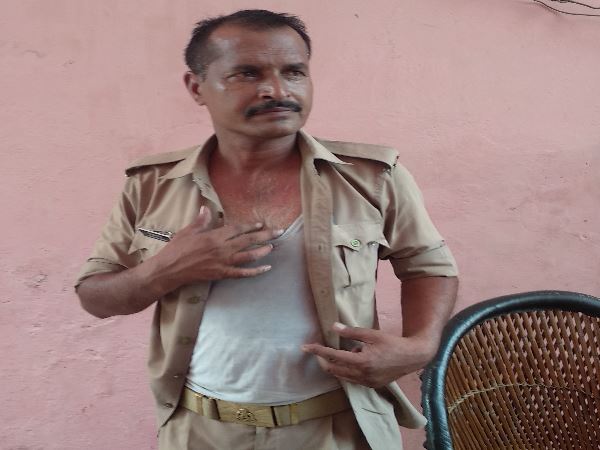 sambhal history sheeter beaten up police and ran away sambhal history sheeter beaten up police and ran away