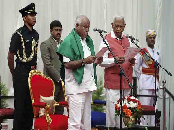 अंकों का गणित येदुरप्पा के पक्ष