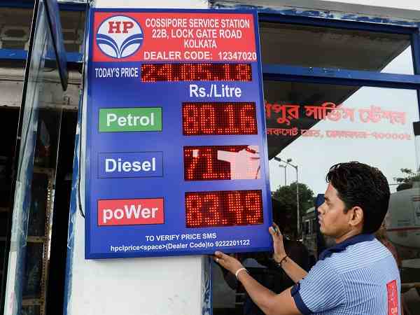 पेट्रोल-डीजल के दाम में 1 पैसे की कमी
