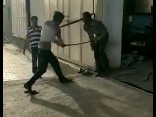 मुकेश कचरा इकठ्ठा करने का काम करता था।