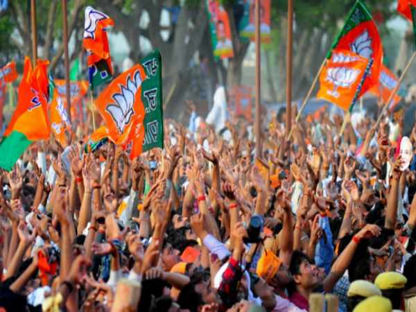 2004 के चुनावों में जनता ने किसी के हाथ में नहीं दी सत्ता की चाभी