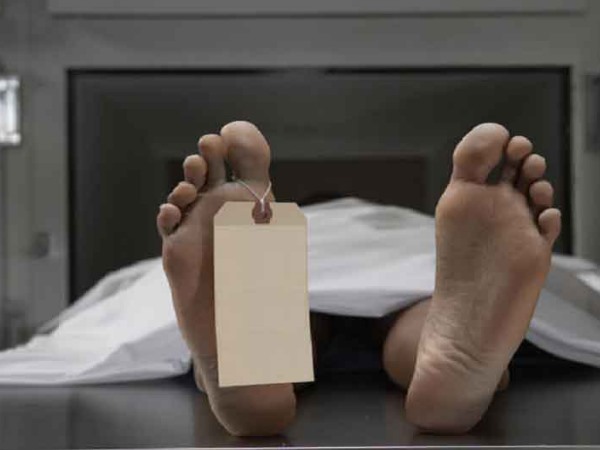 कमरे से आ रही थी गंध, पुलिस ने ताला तोड़ खोला कमरा