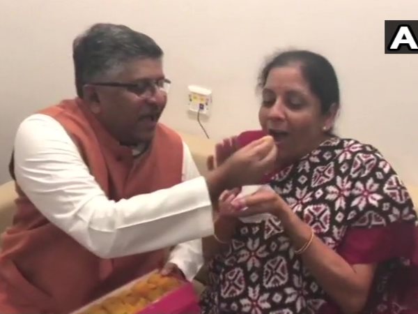 बीजेपी नेताओं ने यूं मनाया जीत का जश्न