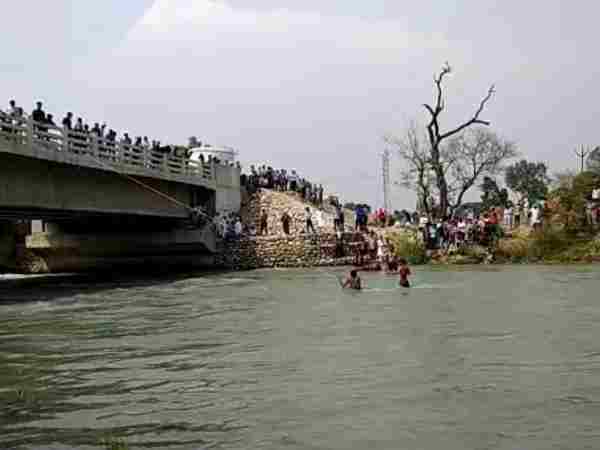 नहाने के लिए रुक थे छात्र