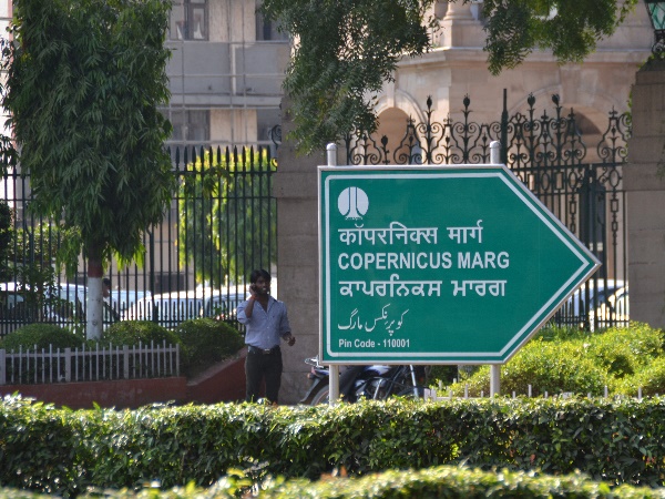 कई पार्टियां उड़ा रही हैं नियमों की धज्जियां