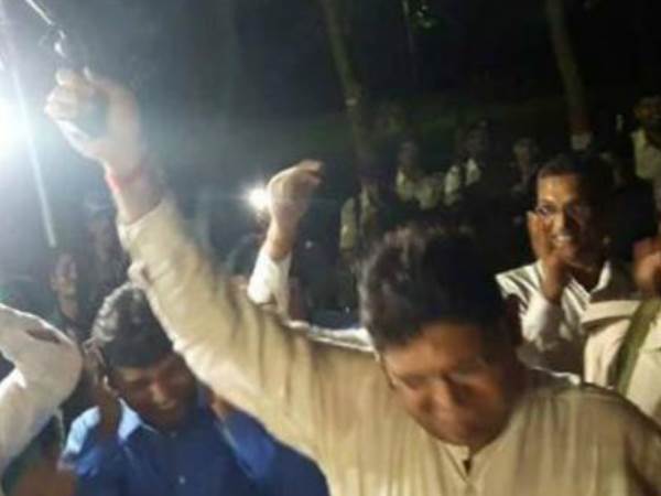 एसपी ने की फायरिंग