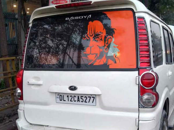 क्यों बनाया ये स्टीकर
