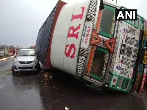 तूफान में 60 से ज्यादा की मौत