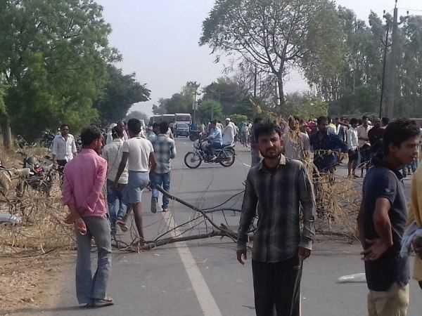 A speeding car in Sultanpur throws three people A speeding car in Sultanpur throws three people