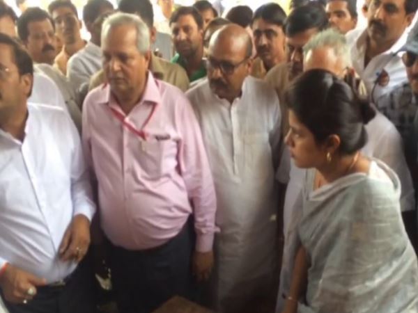 meerut bjp state minister swati singh scolded shopkeeper on tax Tax evasion meerut bjp state minister swati singh scolded shopkeeper on tax Tax evasion