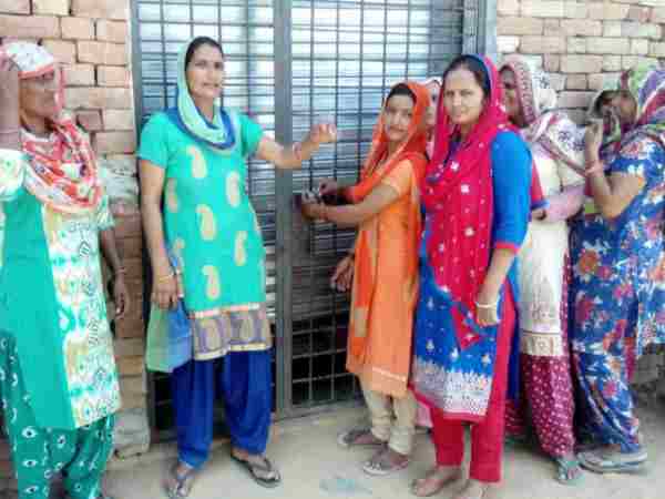 Women locked the shop of wine in Sambhal Women locked the shop of wine in Sambhal