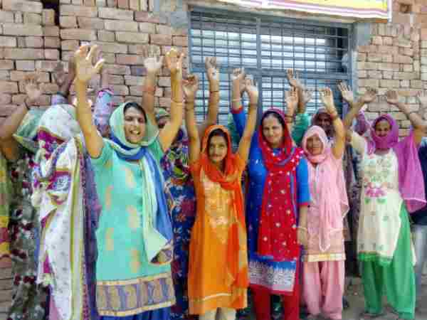Women locked the shop of wine in Sambhal Women locked the shop of wine in Sambhal