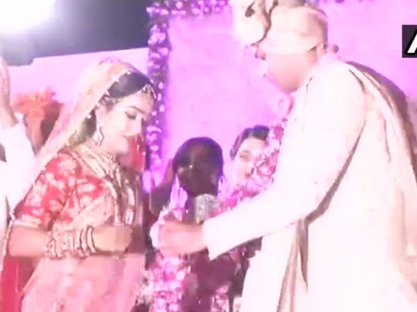 लालू प्रसाद यादव के बेटे तेजप्रताप यादव की शादी में मुख्य मंच की सीढ़ी टूट जाने से कई लोग गिर पड़े, जिससे कई को हल्की चोट भी आई। मुख्य मंच की सीढ़ी अचानक टूट जाने से कुछ देर के लिए तो अफरा-तफरी का माहौल हो गया लेकिन व्यवस्था को वहां मौजूद लोगों और सुरक्षाकर्मियों ने संभाल लिया और शादी की रस्में पूरी हुईं। लालू प्रसाद यादव के बेटे तेजप्रताप यादव की शादी में मुख्य मंच की सीढ़ी टूट जाने से कई लोग गिर पड़े, जिससे कई को हल्की चोट भी आई। मुख्य मंच की सीढ़ी अचानक टूट जाने से कुछ देर के लिए तो अफरा-तफरी का माहौल हो गया लेकिन व्यवस्था को वहां मौजूद लोगों और सुरक्षाकर्मियों ने संभाल लिया और शादी की रस्में पूरी हुईं।
