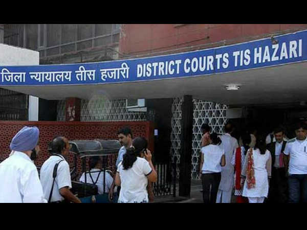दिल्ली के तीस हजारी कोर्ट के गेट पर फायरिंग, पेशी पर आए शार्प शूटर को लगी गोली दिल्ली के तीस हजारी कोर्ट के गेट पर फायरिंग, पेशी पर आए शार्प शूटर को लगी गोली