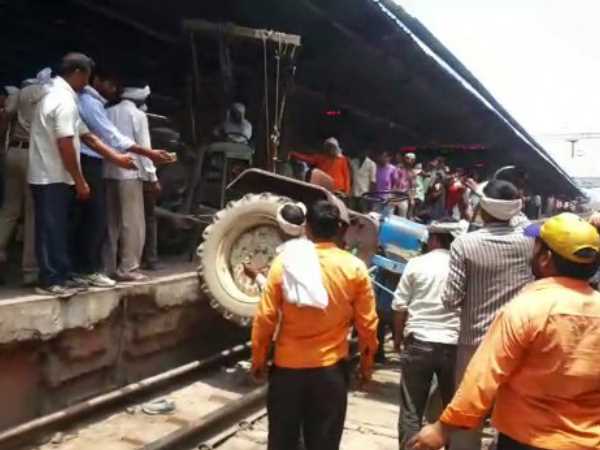 A tractor fell on railway track on Mathura Junction A tractor fell on railway track on Mathura Junction