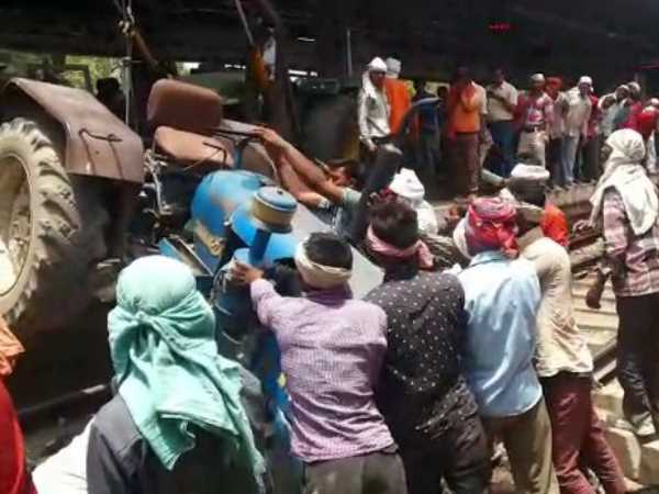 A tractor fell on railway track on Mathura Junction A tractor fell on railway track on Mathura Junction