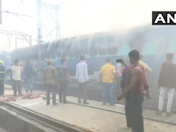 Mumbai Fire broke out in train coach at Chhatrapati Shivajirailway yard Mumbai Fire broke out in train coach at Chhatrapati Shivajirailway yard