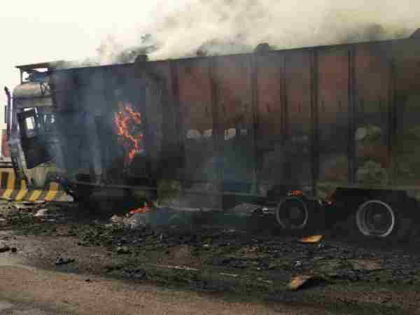 Photos of truck burning on highway in Allahabad Photos of truck burning on highway in Allahabad