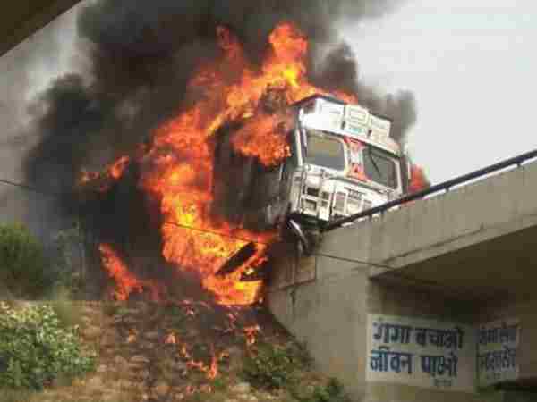 Photos of truck burning on highway in Allahabad Photos of truck burning on highway in Allahabad