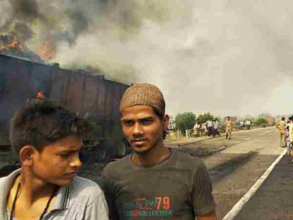 Photos of truck burning on highway in Allahabad Photos of truck burning on highway in Allahabad
