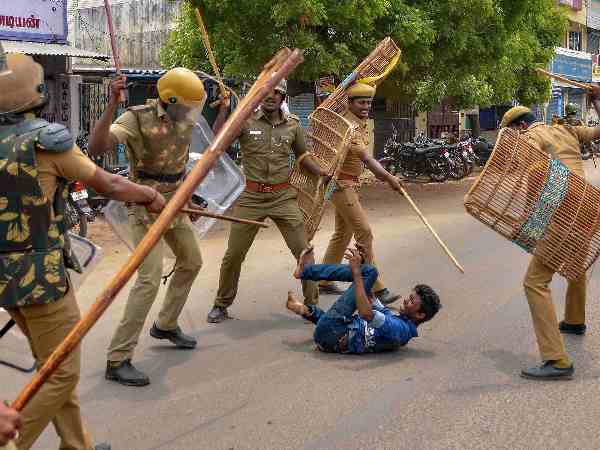 तूतीकोरिन में 22 मई को तीन डिप्टी तहसीलदारों ने पुलिस को प्रदर्शनकारियों पर गोली चलाने के आदेश दिए थे, इनके पास कार्यकारी मजिस्ट्रेट की जिम्मेदारी भी थी। मामले को लेकर दर्ज की गई एफआईआर में ये कहा गया है। एफआईआर के मुताबिक, तहसीलदार शेखर ने बताया है कि वेदांता ग्रुप के स्टरलाइट कॉपर कारखाने के खिलाफ प्रदर्शन कर रहे लोगों पर उन्होंने फायरिंग का आदेश दिया, क्योंकि भीड़ बेकाबू हो गई थी और कानून-व्यवस्था बनाए रखने के लिए और कोई चारा नहीं था। तूतीकोरिन में 22 मई को तीन डिप्टी तहसीलदारों ने पुलिस को प्रदर्शनकारियों पर गोली चलाने के आदेश दिए थे, इनके पास कार्यकारी मजिस्ट्रेट की जिम्मेदारी भी थी। मामले को लेकर दर्ज की गई एफआईआर में ये कहा गया है। एफआईआर के मुताबिक, तहसीलदार शेखर ने बताया है कि वेदांता ग्रुप के स्टरलाइट कॉपर कारखाने के खिलाफ प्रदर्शन कर रहे लोगों पर उन्होंने फायरिंग का आदेश दिया, क्योंकि भीड़ बेकाबू हो गई थी और कानून-व्यवस्था बनाए रखने के लिए और कोई चारा नहीं था।