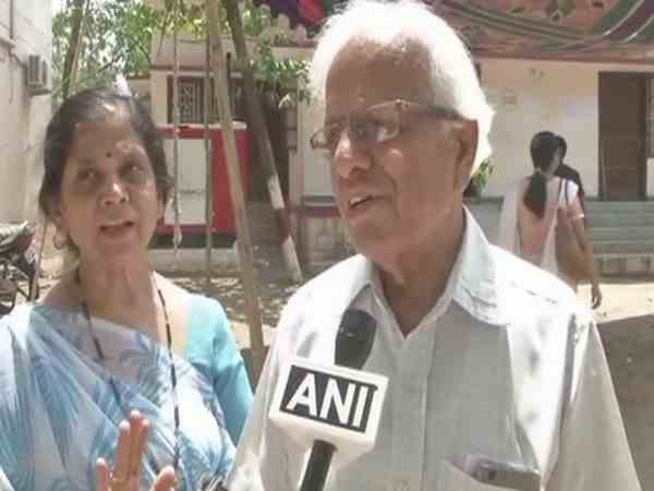कर्नाटक: तापमान पहुंचा 40 के पार, मतदान केंद्रों पर भीड़ हुई कम कर्नाटक: तापमान पहुंचा 40 के पार, मतदान केंद्रों पर भीड़ हुई कम