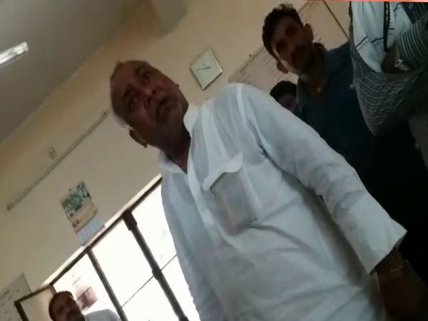 पूर्व सांसद समेत पांच के लिए मुकदमा दर्ज