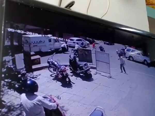 Cash of Fourty eight lakh looted of LIC in Pune, Maharashtra Cash of Fourty eight lakh looted of LIC in Pune, Maharashtra