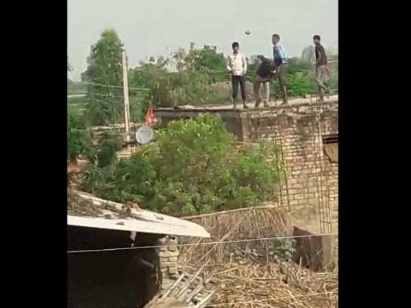 Two groups fight, video of firing and stone pelting in Kannauj Two groups fight, video of firing and stone pelting in Kannauj