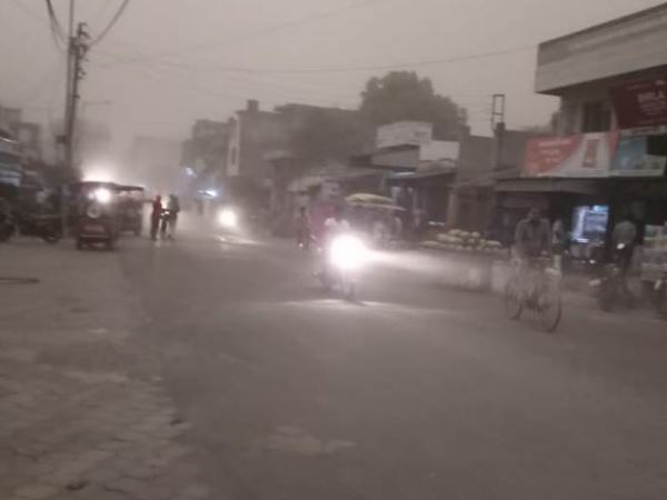 पेड़ के गिरने से बच्ची की मौत