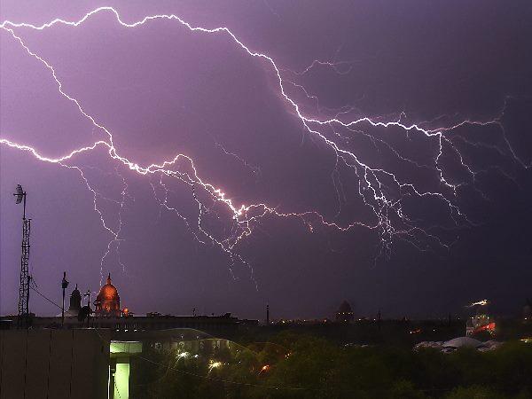 सोमवार को भी तूफान की चेतावनी