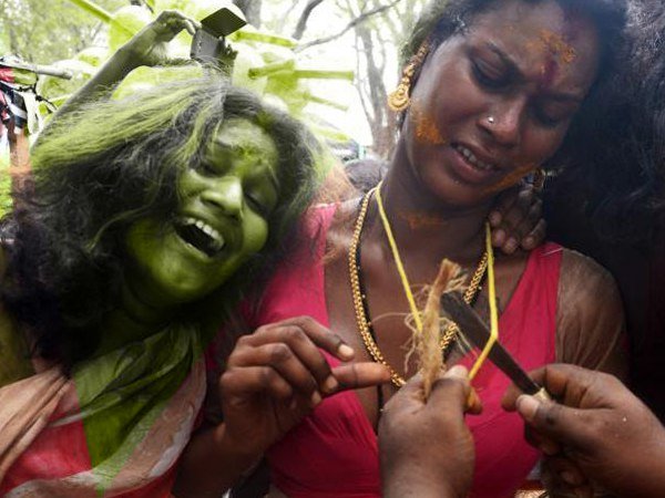 सफेद साड़ी पहनकर मनाते हैं मातम