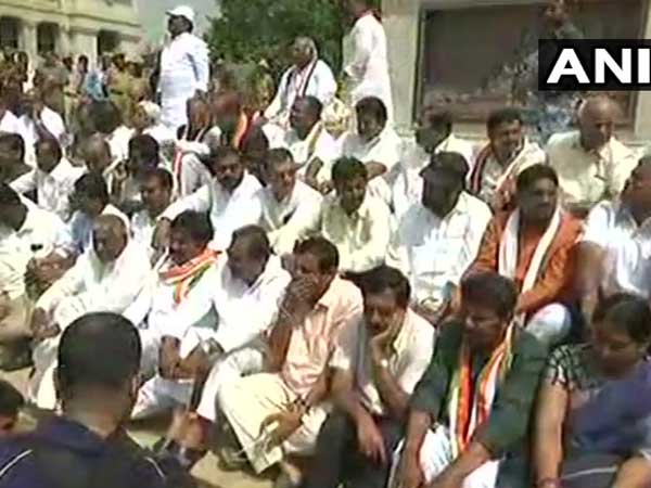 आज के धरने में वो दो निर्दलीय विधायक भी शामिल हुए