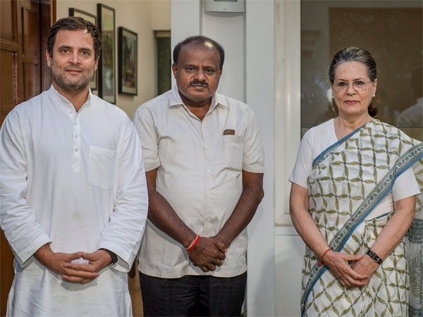 Congress gets Speaker: HD kumaraswamy touches Sonia’s feet as mark of gratitude Congress gets Speaker: HD kumaraswamy touches Sonia’s feet as mark of gratitude