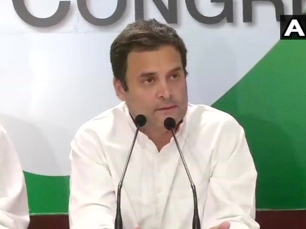 कर्नाटक में राहुल गांधी ने कुमारस्वामी को सीएम पद का ऑफर देकर पहली बार अपने इरादे जाहिर कर दिए। इसी प्रकार से गुजरात में हार्दिक के दोस्तों को पार्टी में शामिल किया गया। पश्चिम बंगाल में ममता बनर्जी हों या उत्तर प्रदेश में अखिलेश यादव और मायावती, बिहार में लालू प्रसाद यादव हों या महाराष्ट्र में शिवसेना। कांग्रेस हर मोदी विरोधी को किसी भी कीमत पर एक मंच पर लाना चाहती है। कर्नाटक में राहुल गांधी ने कुमारस्वामी को सीएम पद का ऑफर देकर पहली बार अपने इरादे जाहिर कर दिए। इसी प्रकार से गुजरात में हार्दिक के दोस्तों को पार्टी में शामिल किया गया। पश्चिम बंगाल में ममता बनर्जी हों या उत्तर प्रदेश में अखिलेश यादव और मायावती, बिहार में लालू प्रसाद यादव हों या महाराष्ट्र में शिवसेना। कांग्रेस हर मोदी विरोधी को किसी भी कीमत पर एक मंच पर लाना चाहती है।