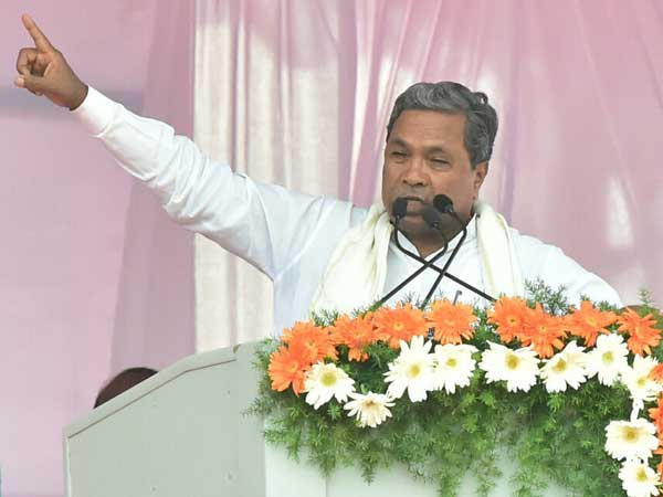 सिद्धारमैया का पीएम पर बड़ा हमला, कहा-मैं सेकुलर हिंदू, मोदी कम्युनल लीडर सिद्धारमैया का पीएम पर बड़ा हमला, कहा-मैं सेकुलर हिंदू, मोदी कम्युनल लीडर