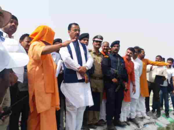 CM Yogi Adityanath suffers in heat of sun in Allahabad CM Yogi Adityanath suffers in heat of sun in Allahabad
