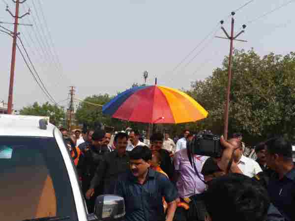 CM Yogi Adityanath suffers in heat of sun in Allahabad CM Yogi Adityanath suffers in heat of sun in Allahabad