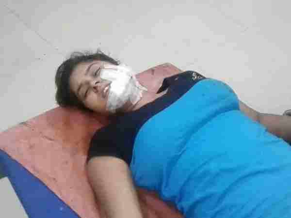Mathura 2 unknown men attacked on a lady returning from beauty parlor Mathura 2 unknown men attacked on a lady returning from beauty parlor