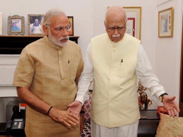 लालकृष्ण आडवाणी से मिले थे पीएम मोदी