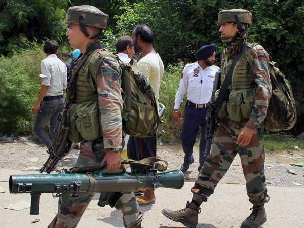 आतंकियों ने ग्रेनेड से हमला किया
