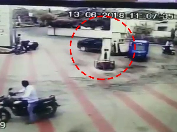 VIDEO: तीन वाहनों को कुचलते हुए बेकाबू कार पेट्रोल पंप में जा घुसी, फ्यूल मीटर उड़ाया VIDEO: तीन वाहनों को कुचलते हुए बेकाबू कार पेट्रोल पंप में जा घुसी, फ्यूल मीटर उड़ाया
