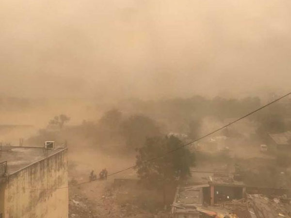 UP में अगले 2 दिन में धूल भरी आंधी और तूंफान की आशंका UP में अगले 2 दिन में धूल भरी आंधी और तूंफान की आशंका