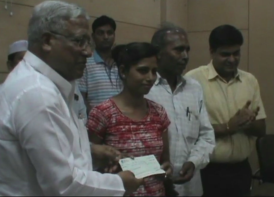 District Magistrate gave a cheque of Rs 4.5 lakh to Priya Singh, who had represent India in 50m rifle prone at ISSF in Germany District Magistrate gave a cheque of Rs 4.5 lakh to Priya Singh, who had represent India in 50m rifle prone at ISSF in Germany