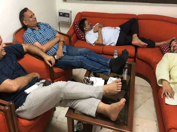 Rebel AAP leader Kapil Mishra sings song to mock Delhi CMs dharna at LGs office Rebel AAP leader Kapil Mishra sings song to mock Delhi CMs dharna at LGs office
