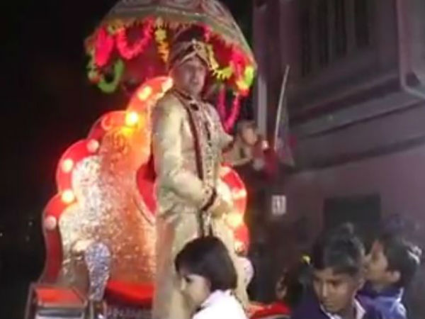 This absolutely filmy groom couldn’t stop dancing to Bollywood numbers on the way to his wedding This absolutely filmy groom couldn’t stop dancing to Bollywood numbers on the way to his wedding