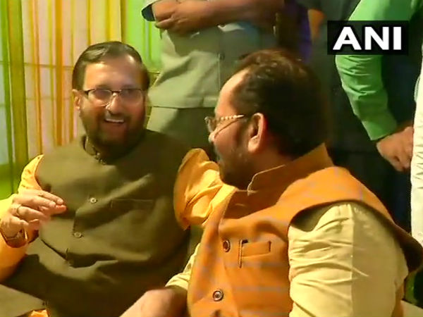 Union Minister Mukhtar Abbas Naqvi hosts an iftar party in Delhi. Union Ministers Prakash Javadekar & Smriti Irani also present. Union Minister Mukhtar Abbas Naqvi hosts an iftar party in Delhi. Union Ministers Prakash Javadekar & Smriti Irani also present.