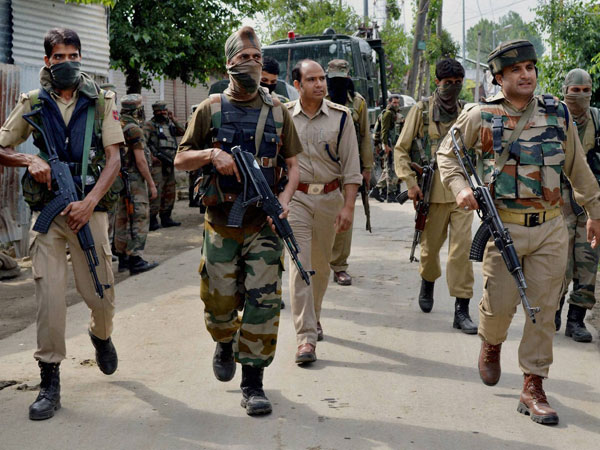 J&K: पेट्रोल पार्टी पर आतंकी हमला, 2 पुलिसकर्मी घायल J&K: पेट्रोल पार्टी पर आतंकी हमला, 2 पुलिसकर्मी घायल