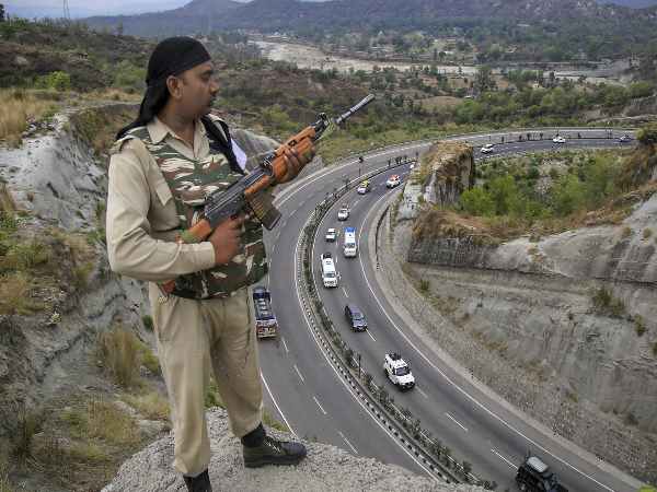 अमरनाथ यात्रा: आतंकी हमलों से बचने के लिए चप्पे-चप्पे पर नजर अमरनाथ यात्रा: आतंकी हमलों से बचने के लिए चप्पे-चप्पे पर नजर